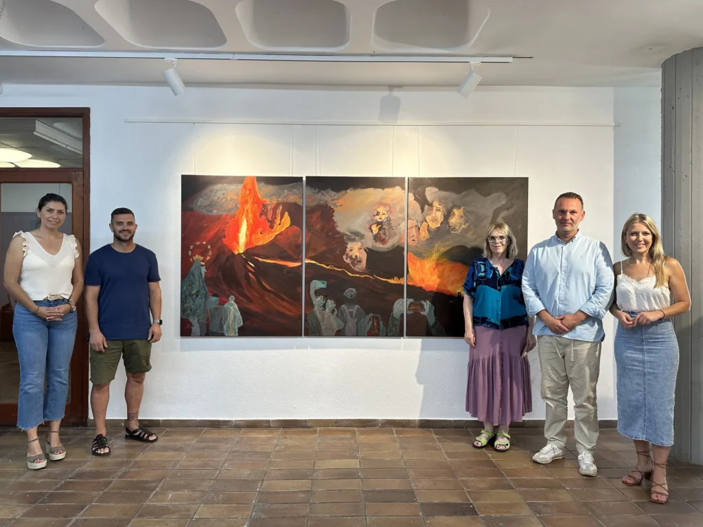 Übergabe des Triptychons -La Palma llora- an die Vertreter-innen der Stadt El Paso im August 2023